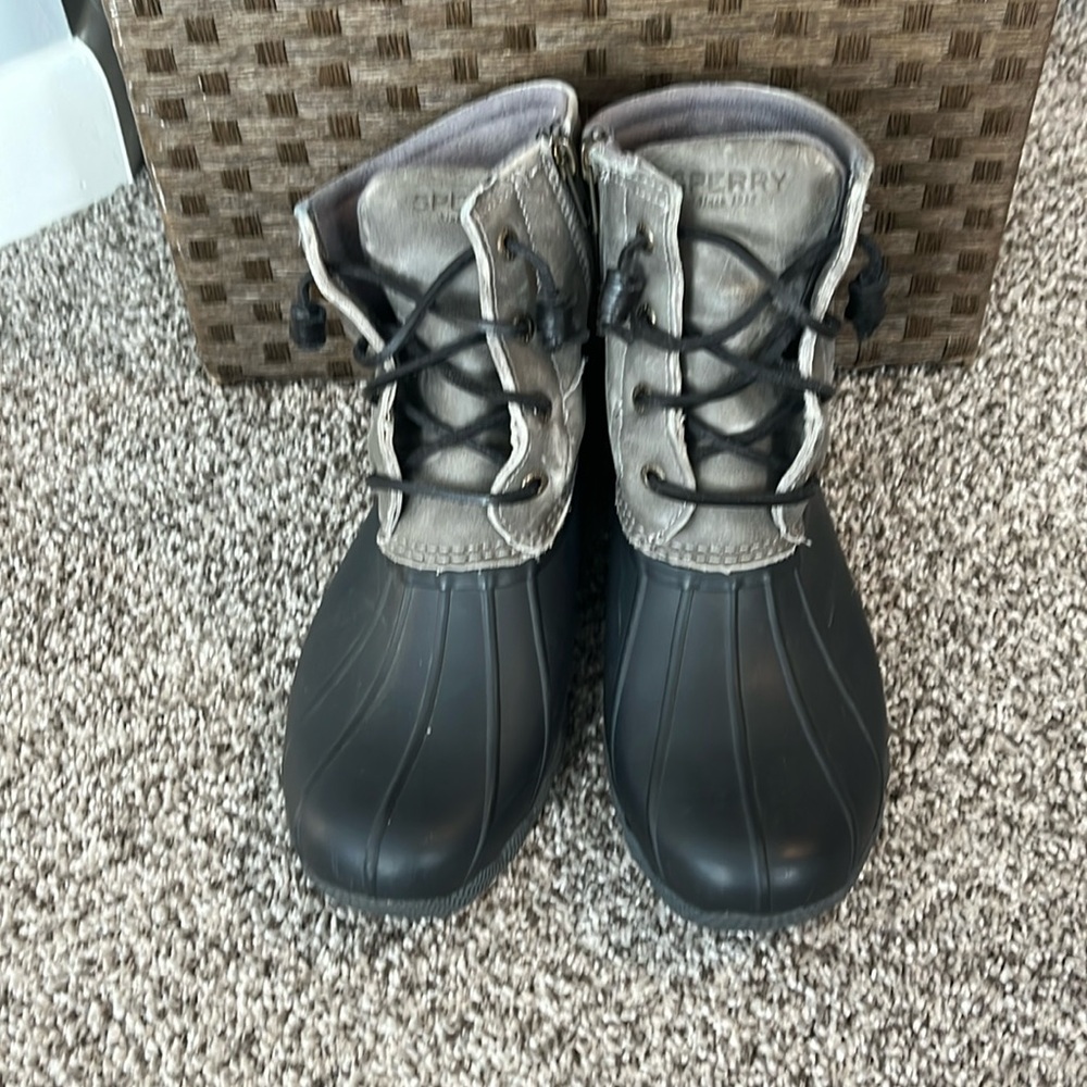 Size 8 women’s Sperry Boots- black and gray